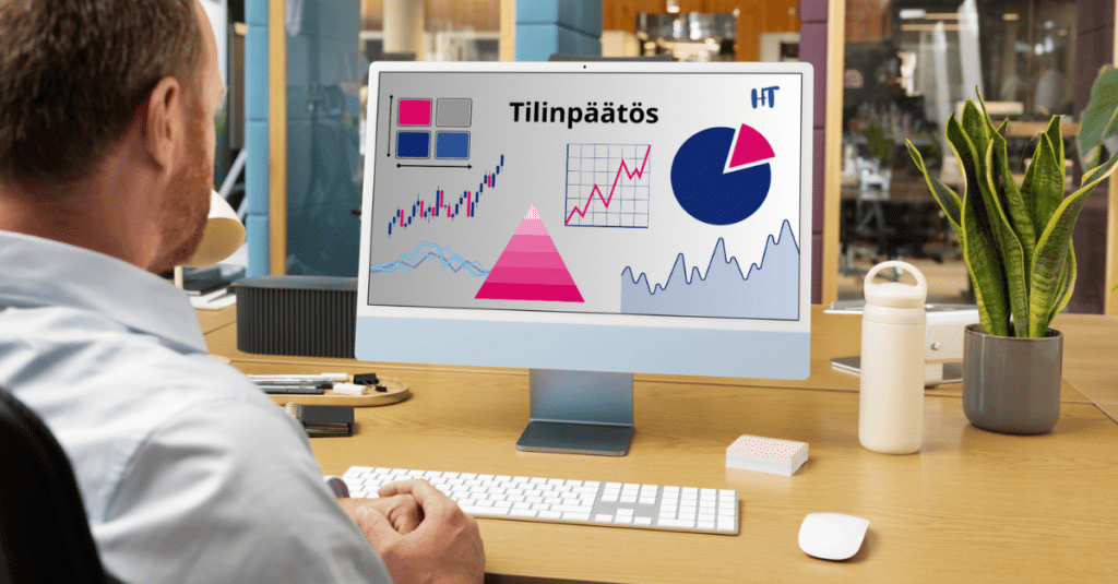 Henkilö istuu tietokoneen ääressä ja ruudulla näkyy valmis tilinpäätös